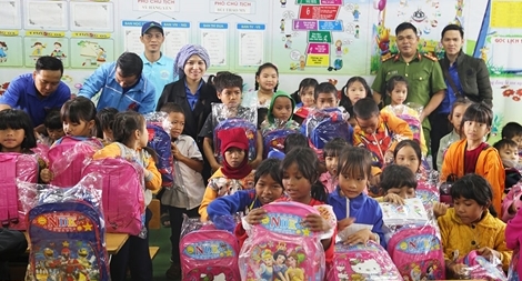 Công an tỉnh Đắk Nông tặng quà cho học sinh và người nghèo tại xã Đắk Rmăng