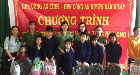 Hội Phụ nữ Công an tỉnh Đắk Nông tặng quà và tuyên truyền pháp luật cho học sinh