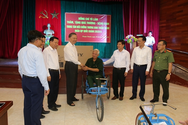 Bộ trưởng Tô Lâm tặng quà các thương binh nặng ở TTĐD Thuận Thành Bắc Ninh