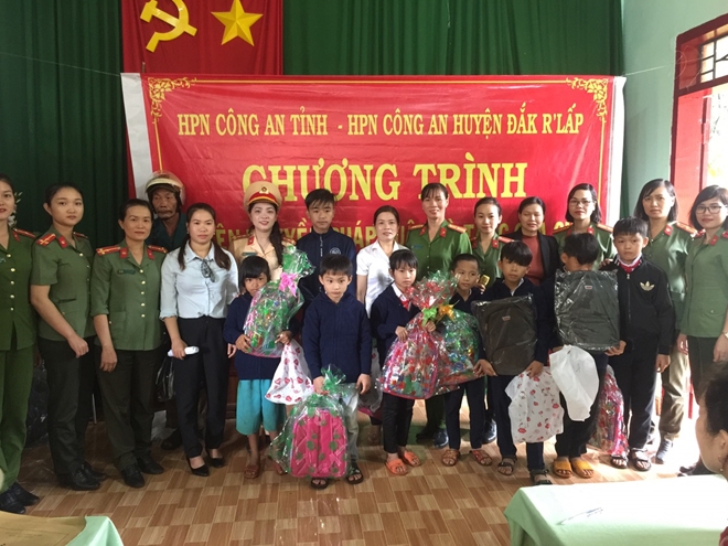 Hội Phụ nữ Công an tỉnh Đắk Nông tặng quà và tuyên truyền pháp luật cho học sinh