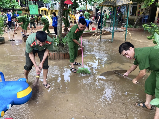Công an Quảng Bình giúp dân khắc phục hậu quả mưa lũ - Ảnh minh hoạ 4