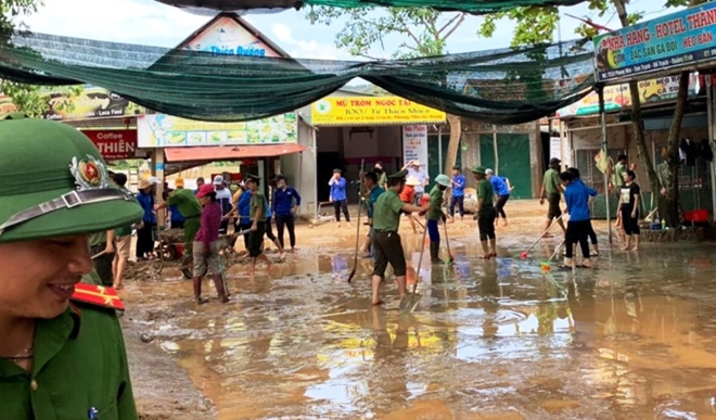 Công an Quảng Bình giúp dân khắc phục hậu quả mưa lũ - Ảnh minh hoạ 5