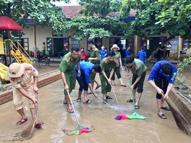Công an Quảng Bình giúp dân khắc phục hậu quả mưa lũ - Ảnh minh hoạ 2