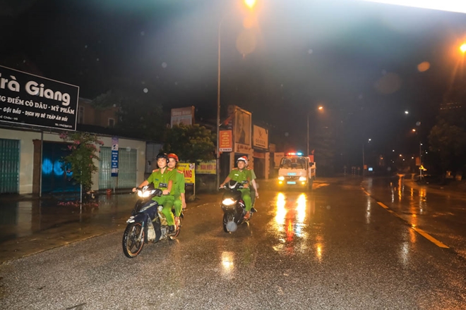 Công an Hương Sơn bám địa bàn, giúp trường học, khắc phục hậu quả mưa lũ