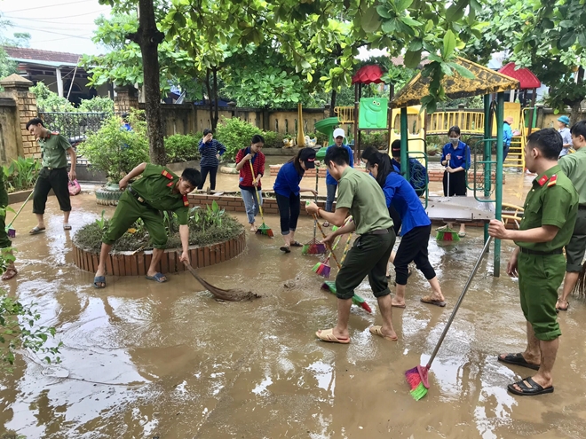 Công an Quảng Bình giúp dân khắc phục hậu quả mưa lũ - Ảnh minh hoạ 3