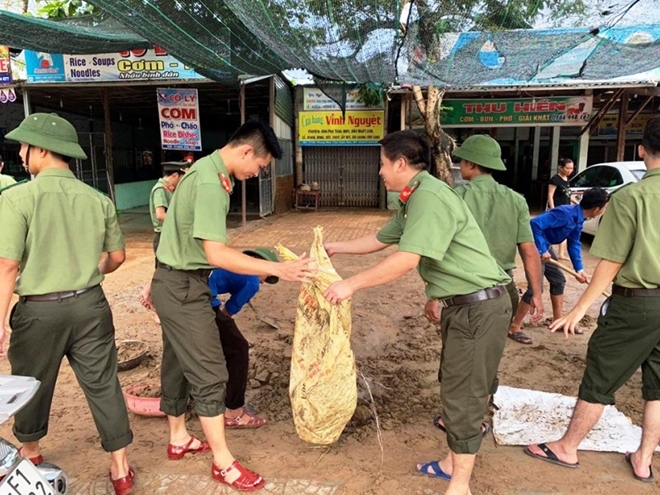Công an Quảng Bình giúp dân khắc phục hậu quả mưa lũ - Ảnh minh hoạ 7