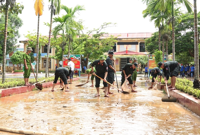 Công an tỉnh Quảng Bình giúp các trường học khắc phục hậu quả lũ lụt
