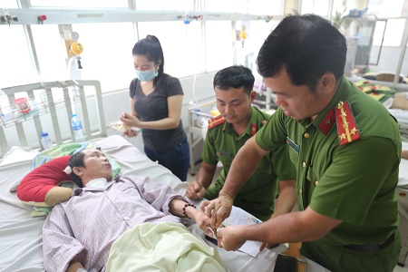 Công an Đắk Nông: Vượt 300 km đến tận giường bệnh làm CMND cho người dân để chữa bệnh