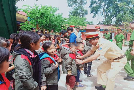 Cục Cảnh sát Giao thông tặng quà học sinh nghèo Điện Biên