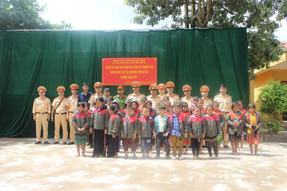 Cục Cảnh sát Giao thông tặng quà học sinh nghèo Điện Biên - Ảnh minh hoạ 2