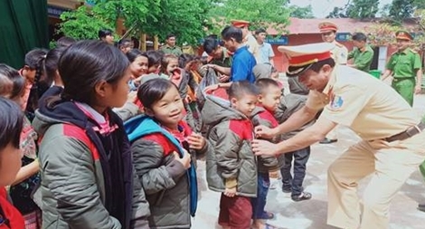 Cục Cảnh sát Giao thông tặng quà học sinh nghèo Điện Biên