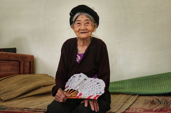 Cụ Đào Thị Thuận (105 tuổi) vẫn minh mẫn, sống vui vẻ bên con cháu.