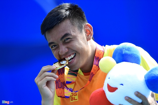 Lý Hoàng Nam giành tấm huy chương vàng SEA Games đầu tiên cho quần vợt Việt Nam. Ảnh: Zing.