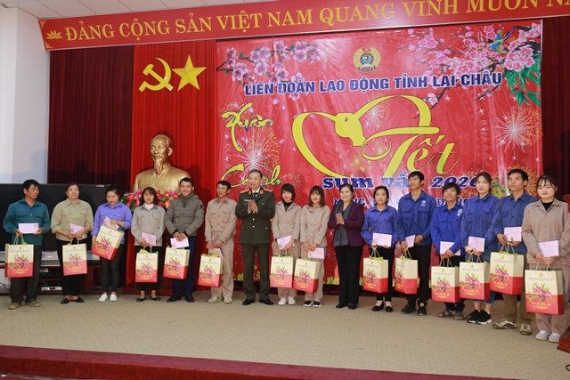 Bộ trưởng Tô Lâm trao quà tặng công nhân, lao động nghèo tỉnh Lai Châu