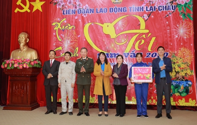 Bộ trưởng Tô Lâm trao quà tặng công nhân, lao động nghèo tỉnh Lai Châu - Ảnh minh hoạ 2