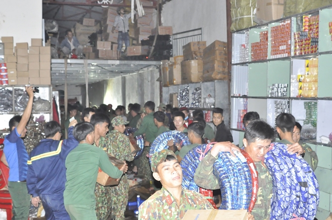 Gần 300 chiến sĩ tham gia chữa cháy kho phụ tùng xe - Ảnh minh hoạ 4