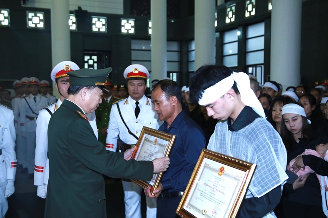 Lãnh đạo Bộ Công an viếng 3 liệt sỹ CAND hy sinh tại Đồng Tâm - Ảnh minh hoạ 7