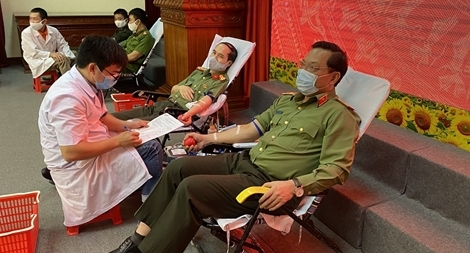 Giám đốc Công an Thanh Hóa cùng CBCS hiến máu tình nguyện