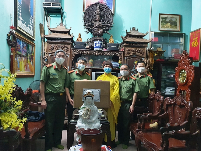 Công an Bắc Giang tặng 4 nghìn khẩu trang cho các cơ sở tôn giáo