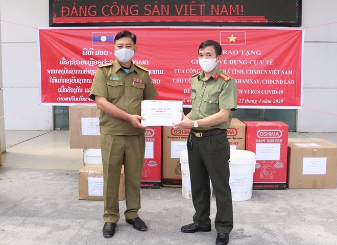 Trao tặng trang thiết bị y tế phòng, chống COVID-19 cho an ninh Lào - Ảnh minh hoạ 2