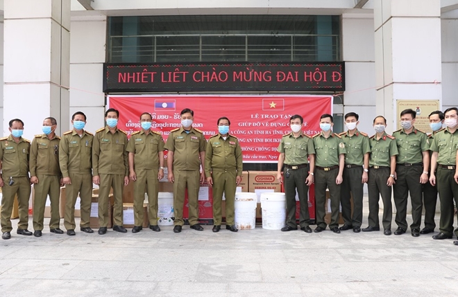 Trao tặng trang thiết bị y tế phòng, chống COVID-19 cho an ninh Lào