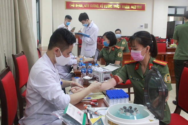 65 cán bộ, chiến sỹ tham gia hiến máu tình nguyện - Ảnh minh hoạ 2