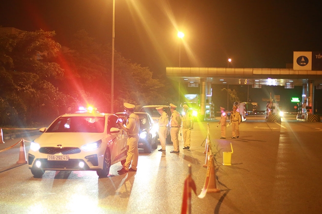 Tối 18/5, Đội tuần tra kiếm soát giao thông đường bộ cao tốc số 1, thuộc phòng 8, Cục Cảnh sát giao thông, Bộ Công an đã tiến hành kiểm tra nồng độ cồn của người điều khiển phương tiên trên tuyến cao tốc Hà Nội - Lào Cai.