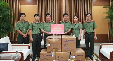 Bộ Công an trao 25 ngàn khẩu trang y tế và các trang thiết bị phòng chống dịch COVID-19 cho Công an TP Đà Nẵng