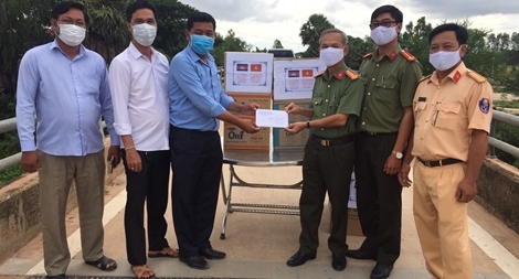 Tặng vật tư y tế chống COVID-19 cho huyện Svay chrum - Campuchia