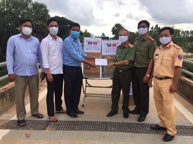 Tặng vật tư y tế chống COVID-19 cho huyện Svay chrum - Campuchia