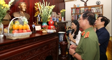 Thứ trưởng Nguyễn Văn Thành thăm hỏi các đồng chí nguyên lãnh đạo Bộ Công an