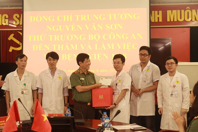 Thứ trưởng Nguyễn Văn Sơn biểu dương các bác sĩ Khoa Nội tim mạch BV 19-8 - Ảnh minh hoạ 3