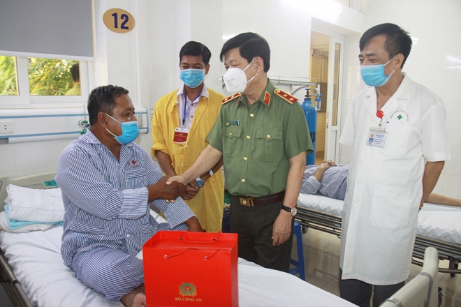 Thứ trưởng Nguyễn Văn Sơn biểu dương các bác sĩ Khoa Nội tim mạch BV 19-8