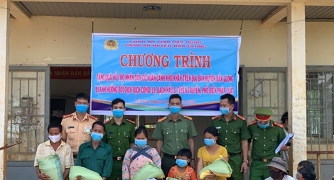 Công an Đắk Nông chung tay hỗ trợ người nghèo vượt qua mùa dịch