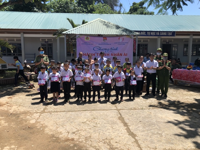 Công an Đắk Nông tổ chức chương trình thiện nguyện tại các trường học vùng sâu - Ảnh minh hoạ 2