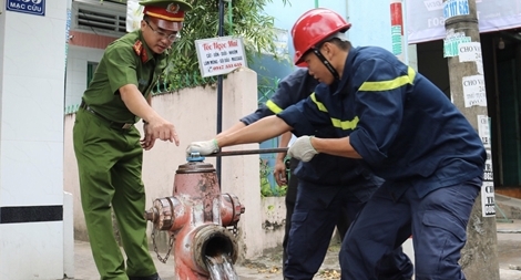 Công an Kiên Giang kiểm tra trụ nước cứu hỏa tại TP Rạch Giá