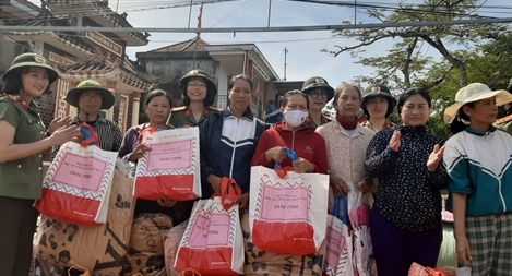 Phụ nữ CAND thăm, tặng quà người dân Quảng Bình