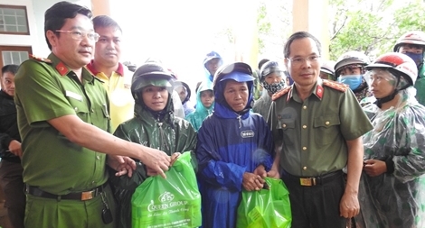 Báo CAND và Công ty NCT3 trao hỗ trợ người dân Quảng Trị bị lũ lụt