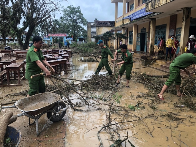 Công an Quảng Ngãi dọn vệ sinh trường học sau bão số 9