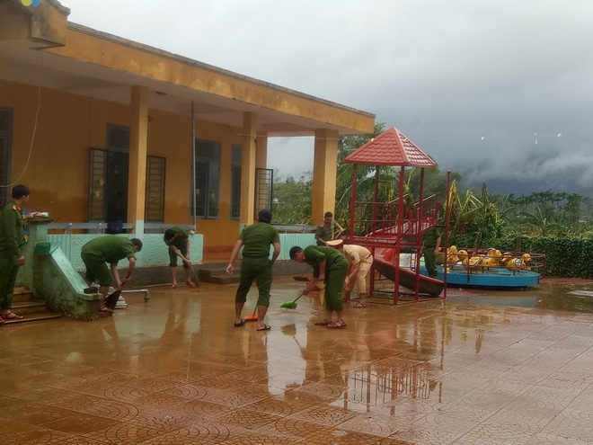 Công an Quảng Ngãi dọn vệ sinh trường học sau bão số 9 - Ảnh minh hoạ 4