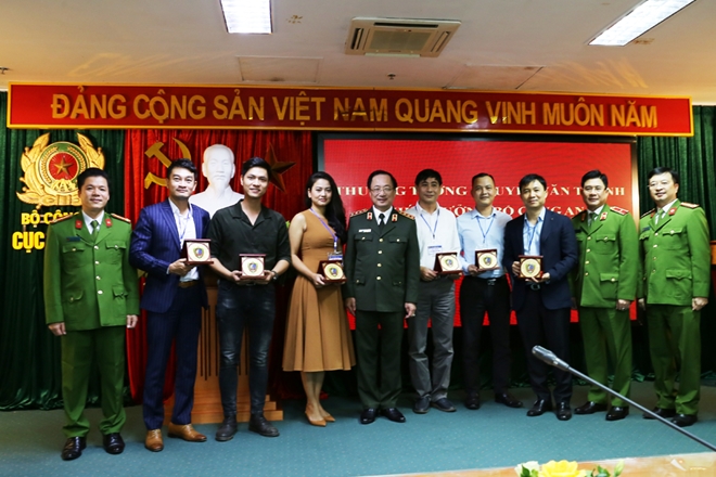 Thứ trưởng Nguyễn Văn Thành gặp mặt Đoàn làm phim “Lửa ấm” - Ảnh minh hoạ 3