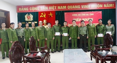 Cao đẳng CSND 1 tặng quà CBCS Công an tỉnh Hà Tĩnh bị thiệt hại do lũ