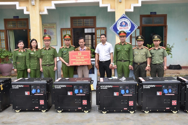 Tặng máy phát điện, máy lọc nước cho học sinh và Công an huyện Nam Trà My