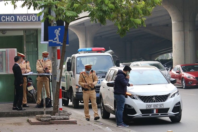 CSGT Hà Nội ra quân xử lý ô tô dừng đỗ trái luật