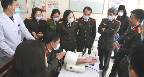 Đoàn y tế CAND làm việc tại Bệnh viện Công an tỉnh Nam Định