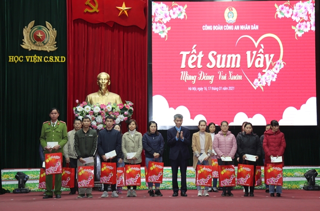 Thứ trưởng Nguyễn Văn Thành tặng quà cho đoàn viên có hoàn cảnh khó khăn - Ảnh minh hoạ 2