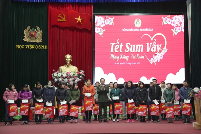Thứ trưởng Nguyễn Văn Thành tặng quà cho đoàn viên có hoàn cảnh khó khăn - Ảnh minh hoạ 3