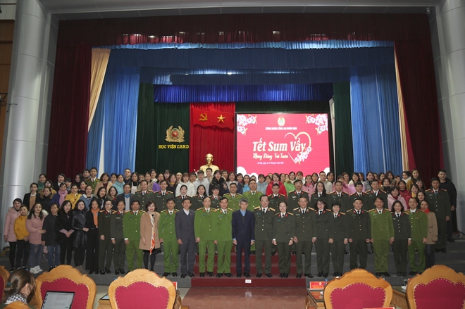 Thứ trưởng Nguyễn Văn Thành tặng quà cho đoàn viên có hoàn cảnh khó khăn - Ảnh minh hoạ 4