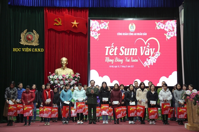 Thứ trưởng Nguyễn Văn Thành tặng quà cho đoàn viên có hoàn cảnh khó khăn