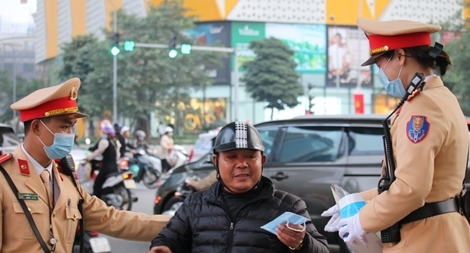 CSGT Hà Nội phân luồng giao thông, phát khẩu trang cho người dân